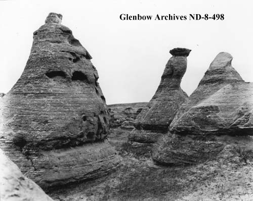 Vintage Photographs From Writing-On-Stone (Áísínai'pi)