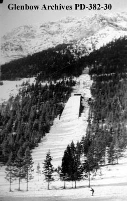Vintage Lapel Hat Jacket Snow SKIING Pin Paskapoo Ski Hill Calgary Canada 128 