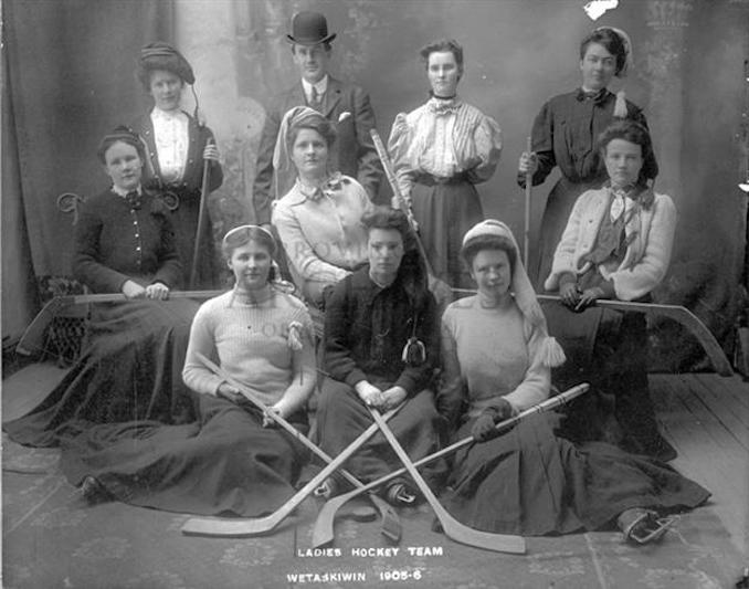 1905 - A13170 - Wetaskiwin Ladies Team