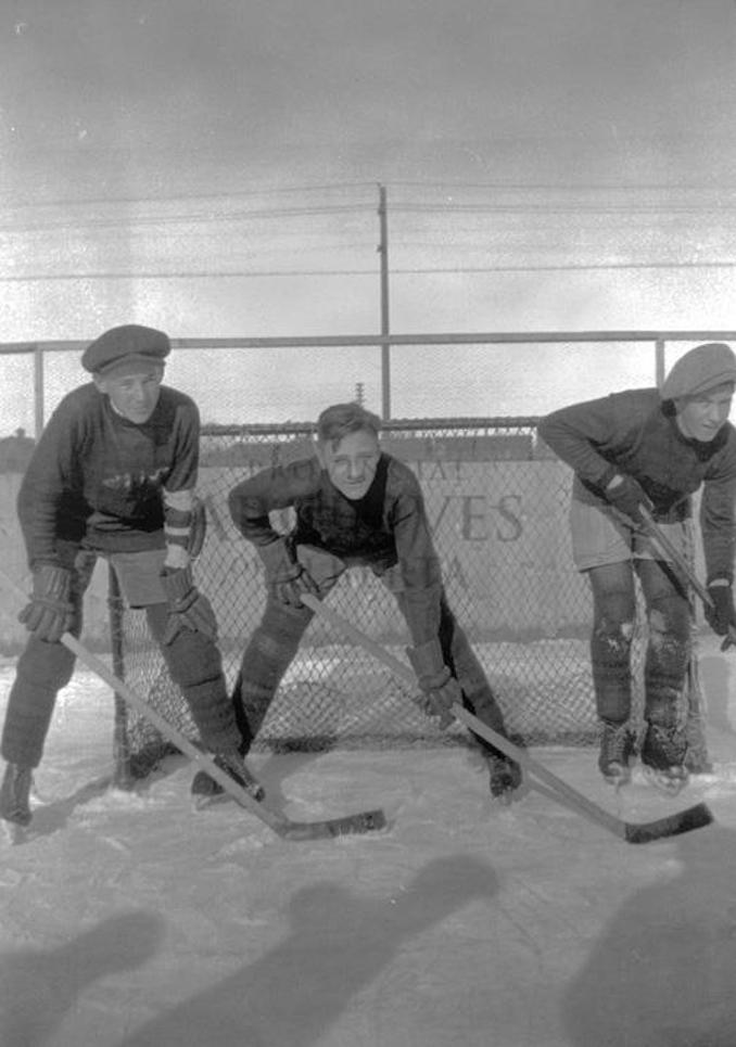 1930? - A7416 - Three unidentified youths with in front of the net