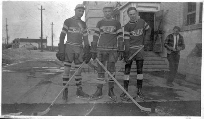 1931 - A6495 - Hockey Players from Collège des Jésuites, Edmonton, Alberta