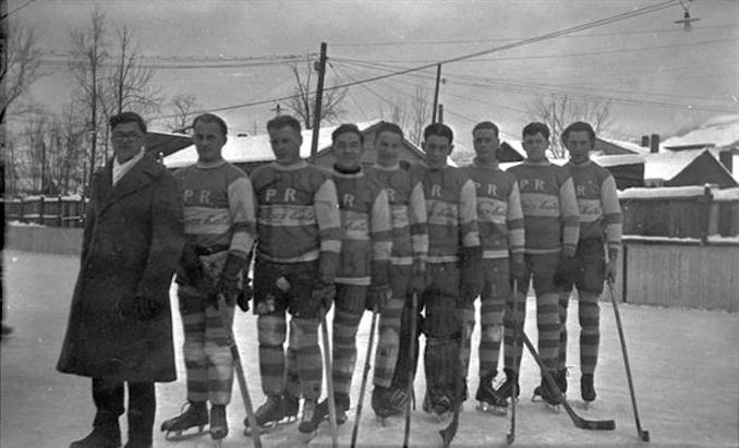 1933 - A2550 - Peace River's hockey team, showing unidentified players in uniform.