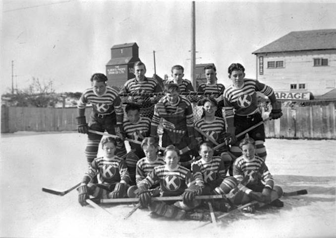 1938 - A15236 - Group photo of Kitscoty hockey team