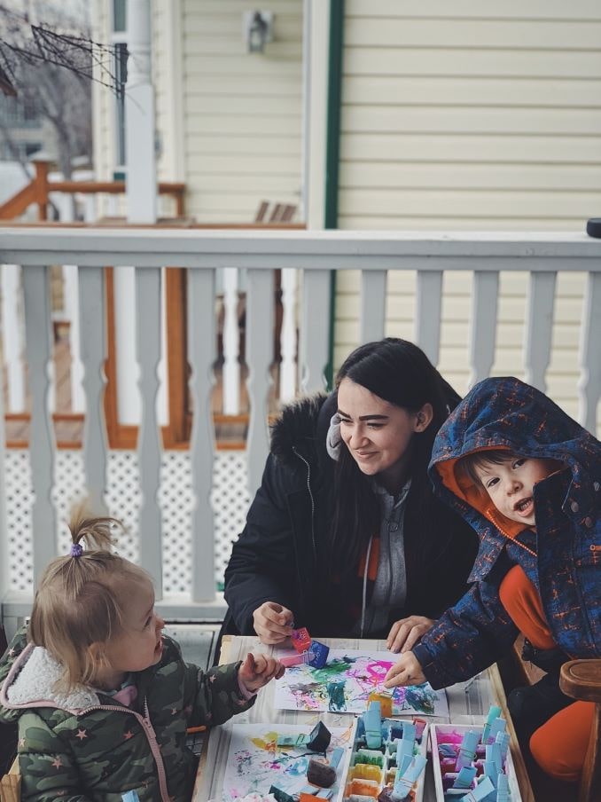 Chantel Dixon takes advantage of her new found time during Covid-19 to ice-paint with her children.-min