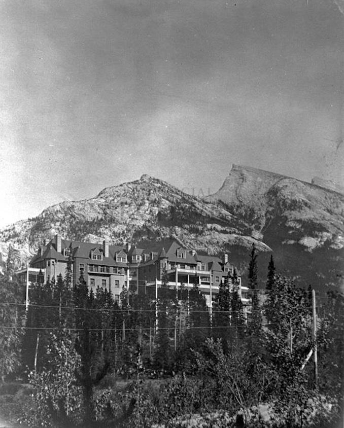 1901-View of the Banff Springs Hotel