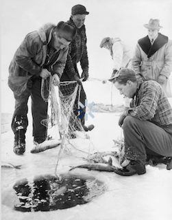 10 Vintage Ice Fishing Photos From the Ages